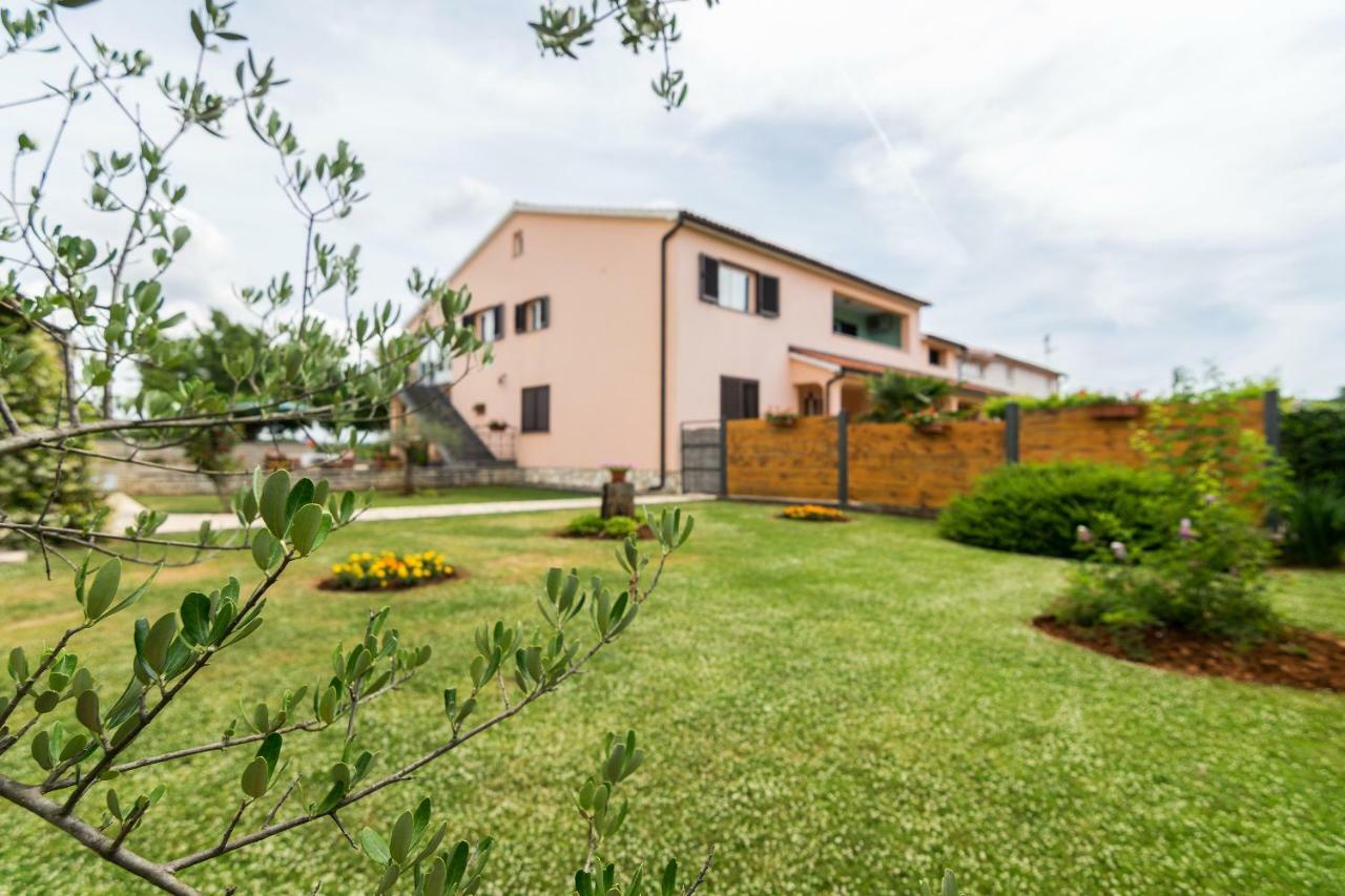 Apartments Korina Kanfanar Esterno foto